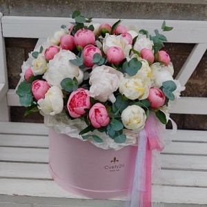 Композиция в шляпной коробке "Первая любовь"